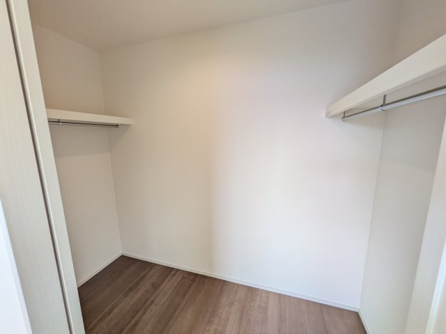 つくばみらい市伊奈東41番　新築戸建て　B号棟の収納|大容量のウォークインクローゼット。衣類はもちろん、スーツケースや季節の家電もまとめて収納でき、居室空間をすっきりと保ちます。