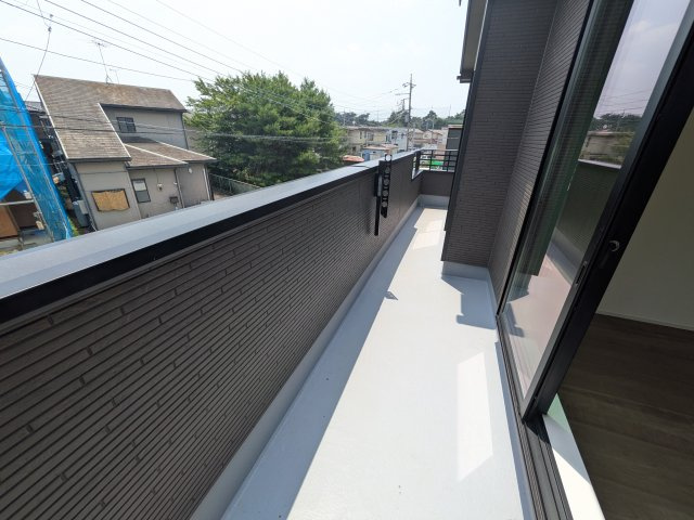 つくばみらい市伊奈東41番　新築戸建て　B号棟のバルコニー|洗濯物も布団もまとめて干せるワイド設計。
広々としたワイドバルコニーで、家事の効率が上がり、日々の暮らしが快適になります。