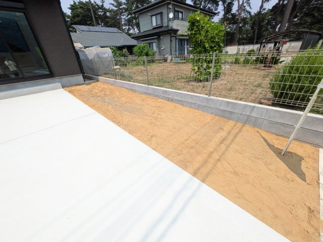 つくばみらい市伊奈東41番　新築戸建て　B号棟の庭|リビングに明るい光を届ける南庭。
お子様の遊び場やペットのスペースとしても最適です。
室内外で心地よい暮らしが叶います。