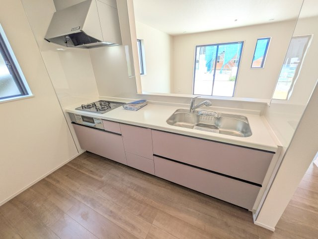 つくばみらい市伊奈東41番　新築戸建て　B号棟のキッチン|対面式カウンターでリビングとの一体感を演出。使いやすい動線と豊富な収納で、毎日の料理時間も快適に過ごせます。