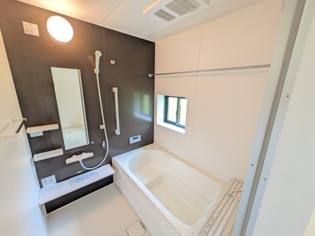 つくばみらい市伊奈東41番　新築戸建て　B号棟の浴室|1坪タイプのゆったりとしたバスルームは浴室暖房換気乾燥機付きで、どんな季節でも快適なバスタイムを満喫出来ます♪
窓付きで明るく開放的なところも良いですね！