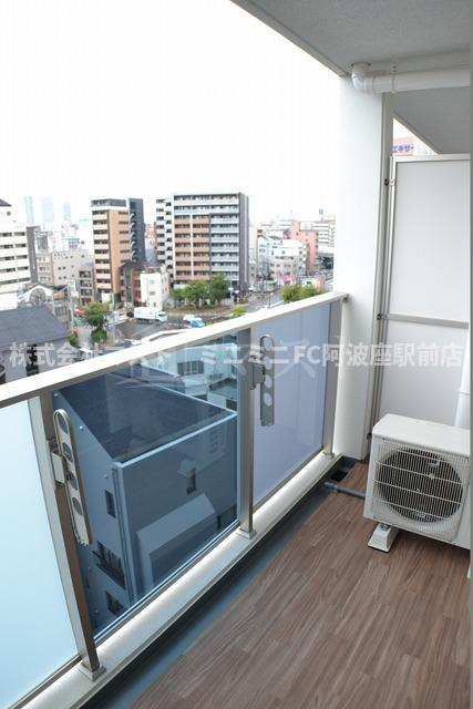 大阪市西区本田１丁目の賃貸マンションのバルコニー|フロアーによってカラーが異なります。