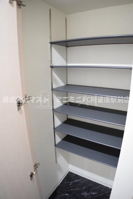 大阪市西区本田１丁目の賃貸マンションの収納|フロアーによってカラーが異なります。