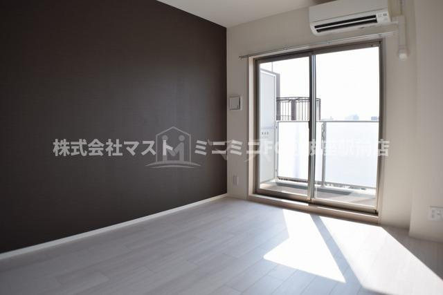 大阪市西区本田１丁目の賃貸マンションの居間・リビング|フロアーによってカラーが異なります。