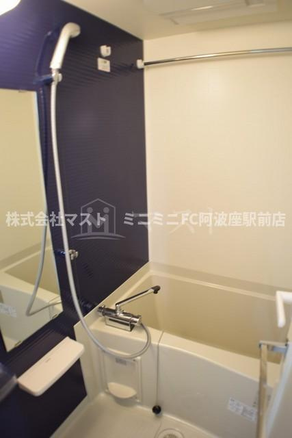 大阪市西区本田１丁目の賃貸マンションの浴室|フロアーによってカラーが異なります。