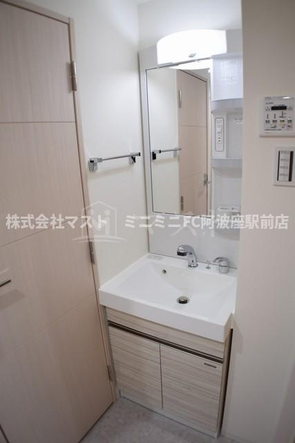 大阪市西区本田１丁目の賃貸マンションの洗面所|フロアーによってカラーが異なります。