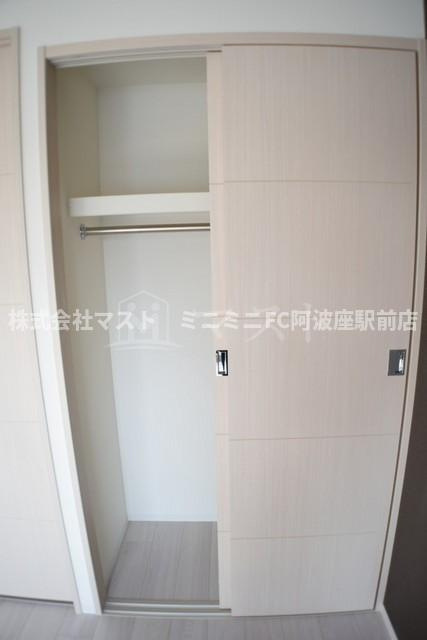 大阪市西区本田１丁目の賃貸マンションの収納|フロアーによってカラーが異なります。