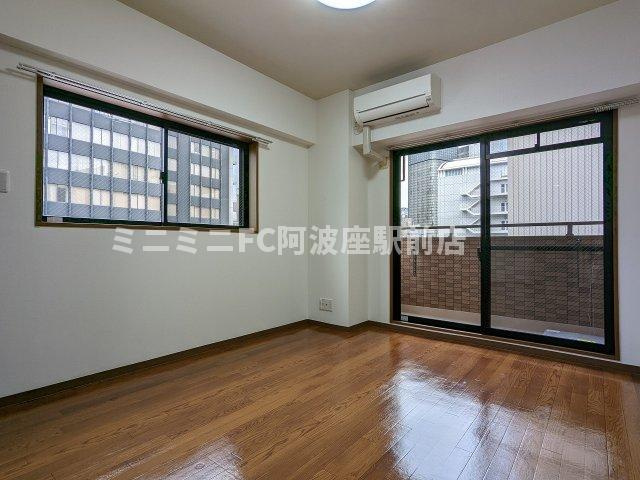 大阪市西区土佐堀１丁目の賃貸マンションの居間・リビング