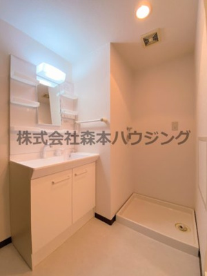 【洗面所】 | 　ブランカ・ベルヴィル | ゆったりとスペースのある洗面所