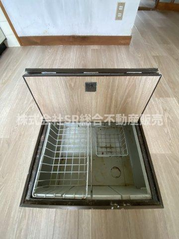 額田町中古テラスハウスのキッチン|床下収納があり食材のストック等を保管できます♪