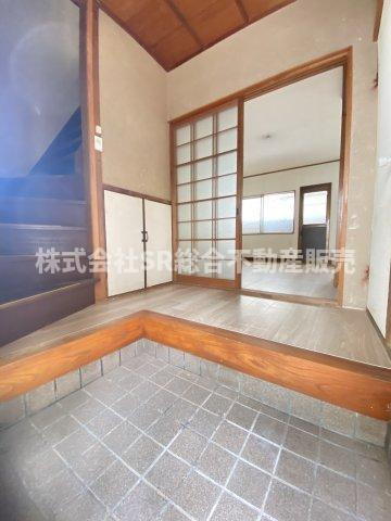 額田町中古テラスハウスの玄関|玄関にシューズボックスを置いても広めに使えます！