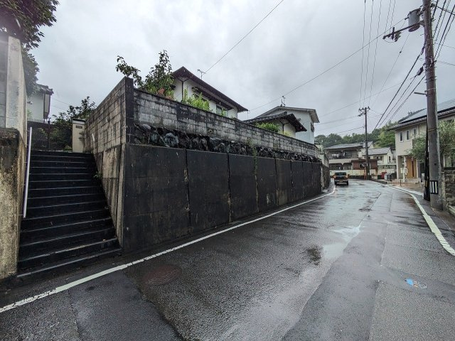 砥部町宮内土地の前面道路含む現地写真