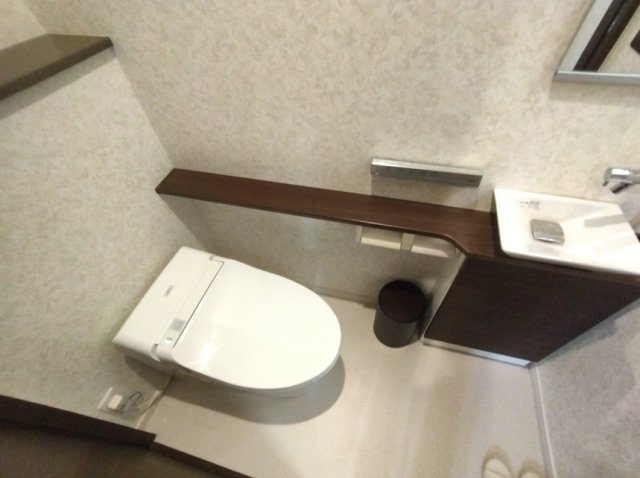 松山市和泉北４丁目の中古一戸建のトイレ|コンパクトで使いやすいトイレです