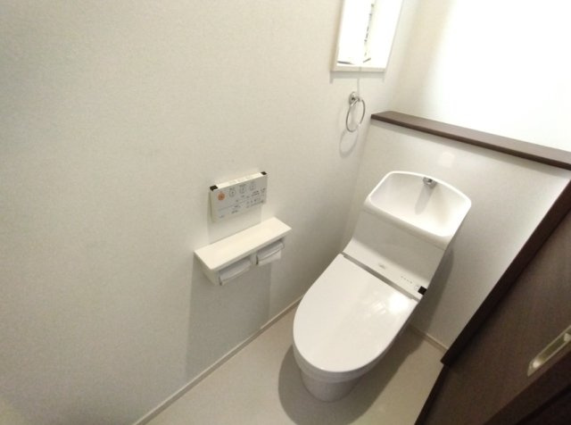 松山市和泉北４丁目の中古一戸建のトイレ|トイレも気になるポイント