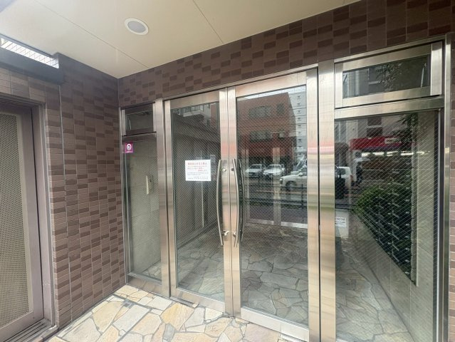 モノロカーレ江坂のエントランス
