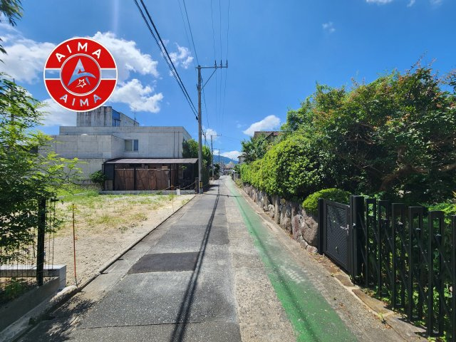 福岡市早良区飯倉4丁目第1-2棟（2号棟）の前面道路含む現地写真|前面道路は閑静な住宅地をはしる車通りの少ない道路。お車の出し入れが苦手なママや小さなお子様にも安心ですね。しっかり舗装もされているので、ベビーカーや自転車で通っても快適に通行できます。