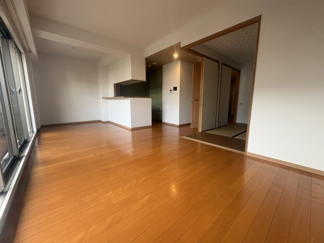 吹田市江の木町の賃貸マンションの居間・リビング