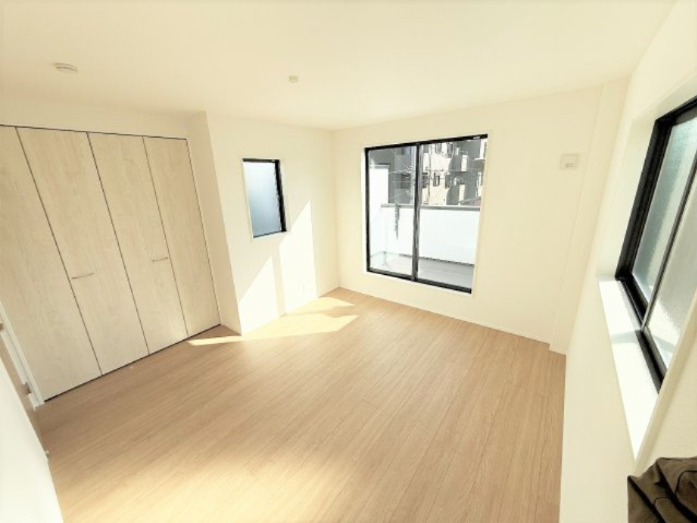 【洋室】 | 【仲介手数料２２０万円が無料！】■南道路■多摩川の開放的な景色 | 施工例
諸費用２２０万円ＯＦＦ！
決算キャンペーン中！
家計応援サービスの限界に挑戦中！
■南道路面につき陽当り良好
■着工前の場合、間取り変更可能
（大幅な変更の場合は土地＋注文建築となります）