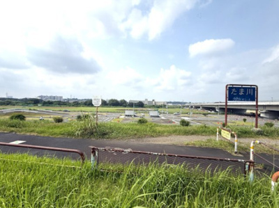 【周辺】 | 【仲介手数料２２０万円が無料！】■南道路■多摩川の開放的な景色 | ■目の前の多摩川を見下ろす景色があります。
■南道路面につき陽当り良好
■着工前の場合、間取り変更可能
（大幅な変更の場合は土地＋注文建築となります）