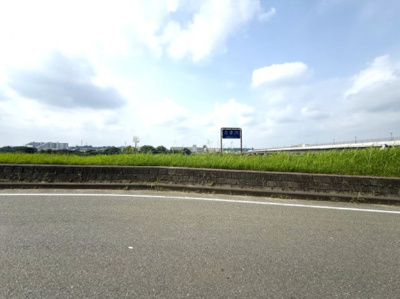 【展望】 | 【仲介手数料２２０万円が無料！】■南道路■多摩川の開放的な景色 | ■敷地内から見ると目の前には開放感のある多摩川の景色が見えます。
■南道路面につき陽当り良好
■着工前の場合、間取り変更可能
（大幅な変更の場合は土地＋注文建築となります）