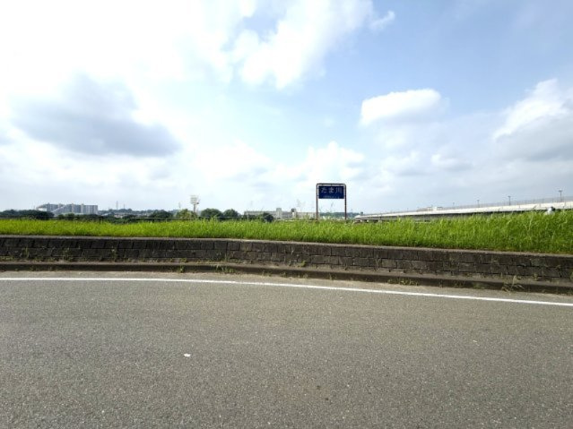 【展望】 | 【仲介手数料２２０万円が無料！】■南道路■多摩川の開放的な景色 | ■敷地内から見ると目の前には開放感のある多摩川の景色が見えます。
■南道路面につき陽当り良好
■着工前の場合、間取り変更可能
（大幅な変更の場合は土地＋注文建築となります）