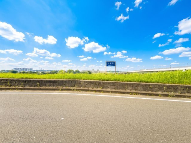 【周辺】 | 【仲介手数料２２０万円が無料！】■南道路■多摩川の開放的な景色 | 決算キャンペーン中！
家計応援サービスの限界に挑戦中！
詳細は「諸費用」欄をご確認下さい！
■５ＬＤＫ＋車庫２台（車種による）
■南道路
■多摩川の眺望
■ＺＥＨ水準
■モデルハウス見学可