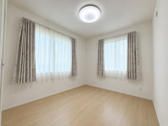 豊橋市向草間字向郷の洋室|ベッドと勉強机を置いて丁度よい広さです。CLを備えているのでお部屋すっきり！
子ども部屋として使用するのに最適な広さで、家具の配置がしやすく居心地の良いプライベート空間です!