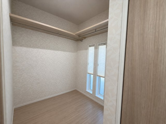 豊橋市向草間字向郷の収納|ウォークインクローゼットのある住まいで収納上手な生活を実現！
たっぷり収納できますので、整理整頓もスムーズに居室空間を広々と使えます！