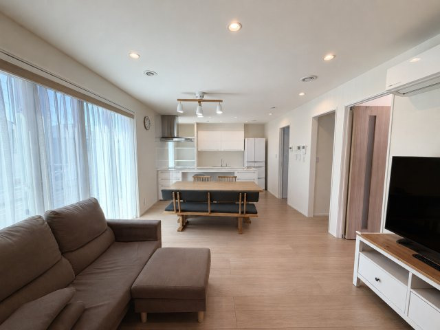 豊橋市向草間字向郷の居間・リビング|家具の配置がしやすい長方形の間取りで、リビングとダイニングをバランスよく使い分けられます！無駄なスペースが出にくく、リビングの広さをしっかり活かせる使い勝手の良い空間です！