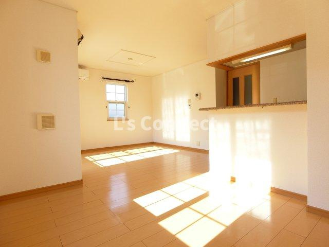 【居間・リビング】 | アンジュ　Ⅲ | 角部屋で２面に窓があります。