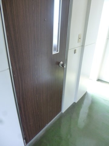 荒川ビルの玄関
