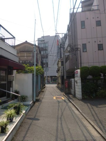 荒川ビルの周辺