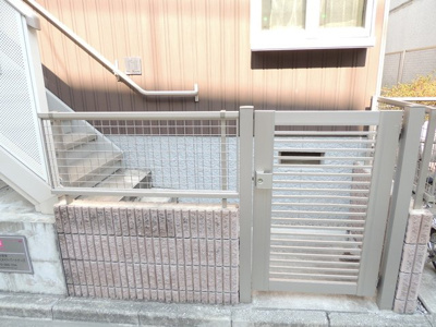 2階へのエントランスは扉付で安心感があります