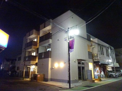 【外観】 | Ｓａｕｄａｄｅ　-サウダージ- | 外観写真（夜）