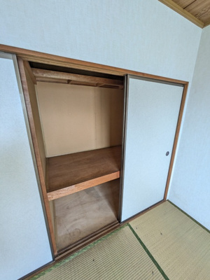 押し入れ（クリーニング前）