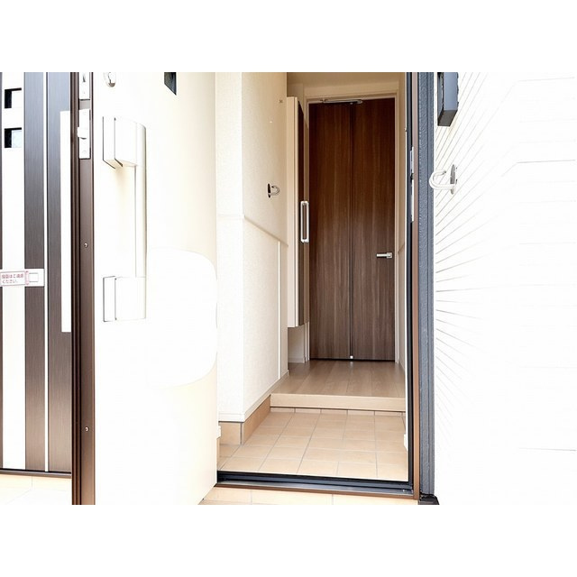 各務原市川島松原町のアパートの玄関