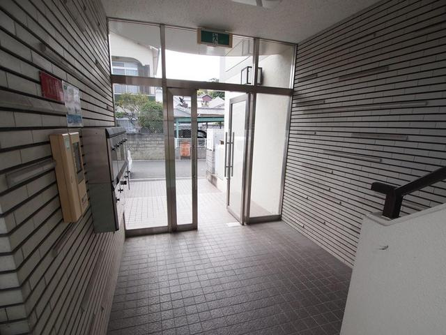 片岡台マンションのエントランス
