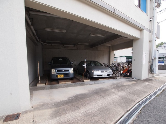 片岡台マンションの駐車場
