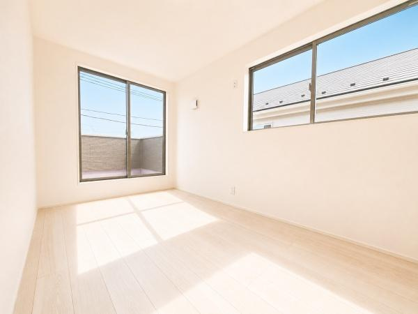 横浜市泉区和泉中央北５丁目の新築一戸建の洋室|二面採光の明るく、落ち着きのある洋室！
休日はこちらでおくつろぎ下さい♪