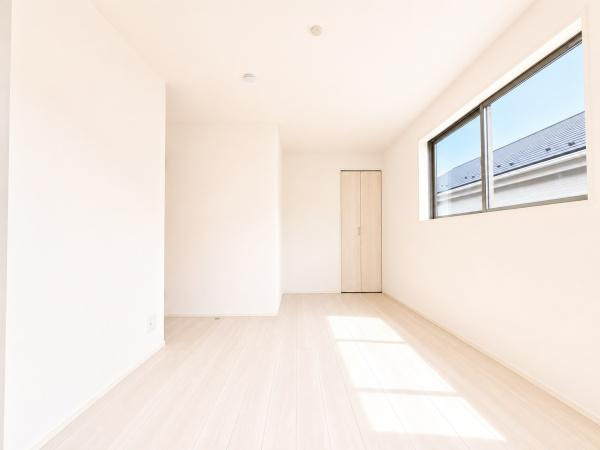 横浜市泉区和泉中央北５丁目の新築一戸建の洋室|広さも十分で窓からの光が嬉しい洋室です。