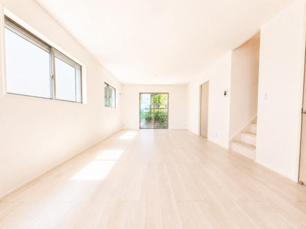 横浜市泉区和泉中央北５丁目の新築一戸建の居間・リビング|窓からは明るい光が差し込みます！
電気をつけなくても明るいです。