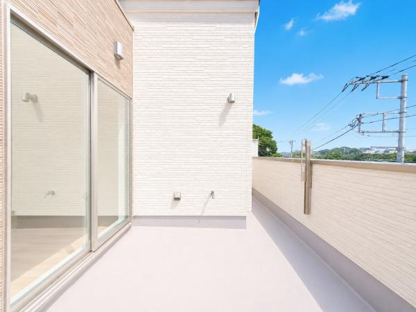 横浜市泉区和泉中央北５丁目の新築一戸建のバルコニー|陽当り良好のバルコニー！
風通しもよく気持ちいいです