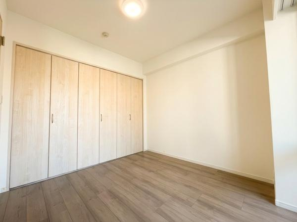 クレッセント用賀の洋室|収納力豊富なクローゼット付きの居室です