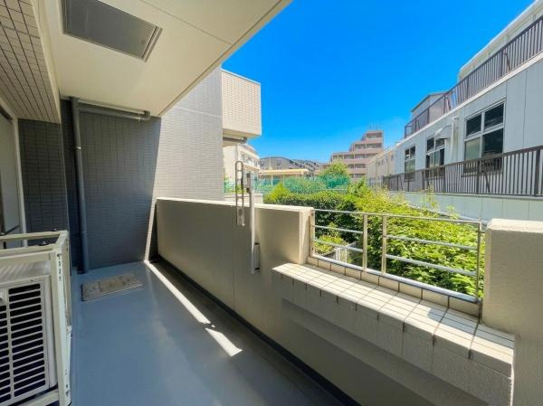 クレッセント用賀のバルコニー|日当たりのよい広々としたバルコニーです