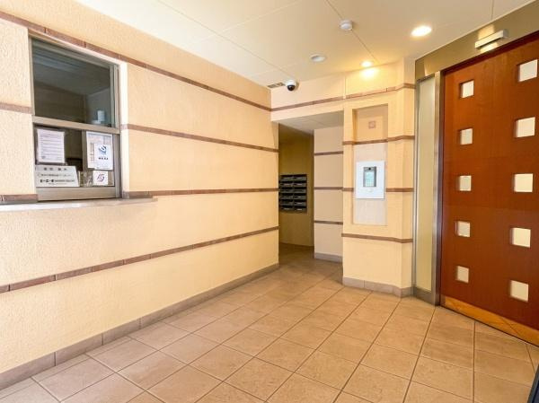 クレッセント用賀のエントランス|オートロックでセキュリティ面も安心です。