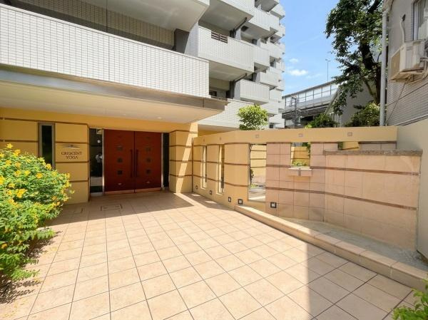 クレッセント用賀のエントランス|明るい印象のエントランスが皆様を迎え入れます。管理体制がしっかりしていることがうかがえる綺麗なエントランスです。