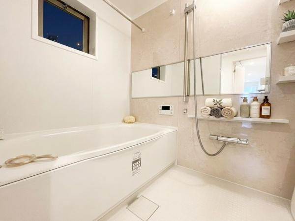 クレッセント用賀の浴室|浴室乾燥機を標準装備。雨の日でも洗濯物を効率よく乾かせ、カビの発生も抑えられる衛生的な浴室です！
※CGにて、家具等の配置をしております。なお家具等は販売価格には含まれておりません。