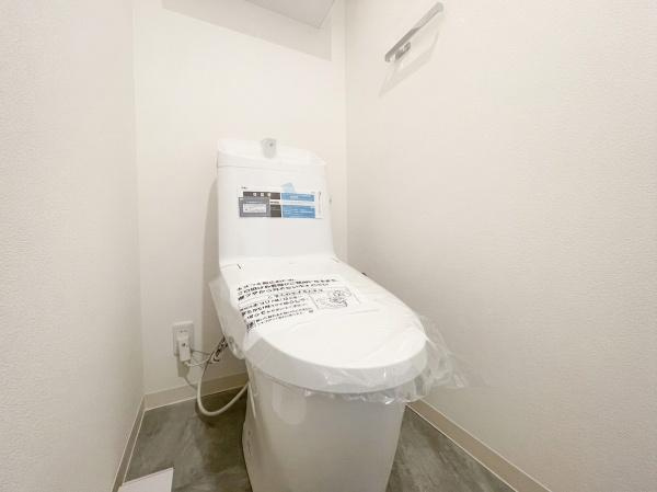 クレッセント用賀のトイレ|落ち着いた色合いのトイレは、保温・洗浄機能付きです。
