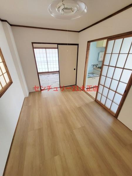 上林マンションのエントランス|洋室