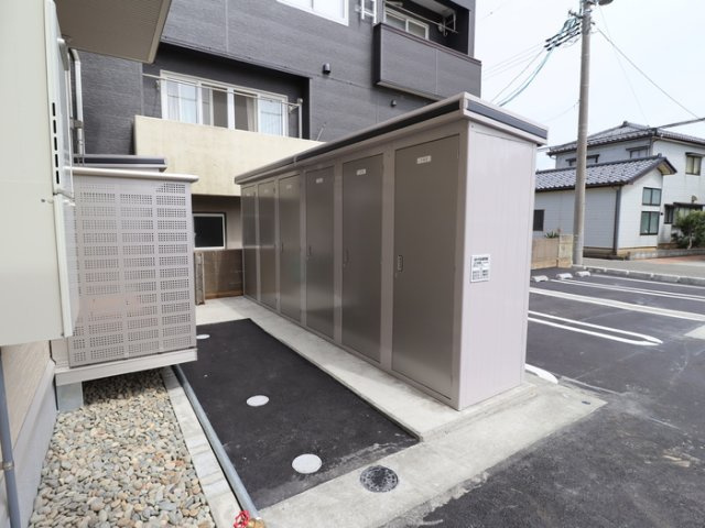 ブリーズドメールの駐車場